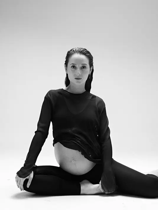 Potret lainnya memperlihatkan Julie Estelle dengan ekspresi fierce, mengenakan atasan transparan dan legging panjang. [Credit: dikhadheansa].