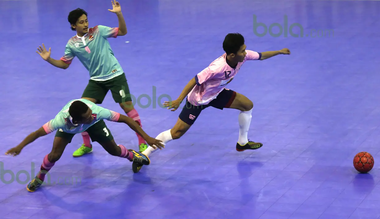 Pemain WPK MBU, Rashid Rahman Datu (kanan), berebut bola dengan pemain Pinky Boys dalam laga Seri III Grup B Wilayah Timur Pro Futsal League 2016 di GOR 17 Desember, Mataram, NTB, Minggu (13/3/2016). (Bola.com/Arief Bagus)