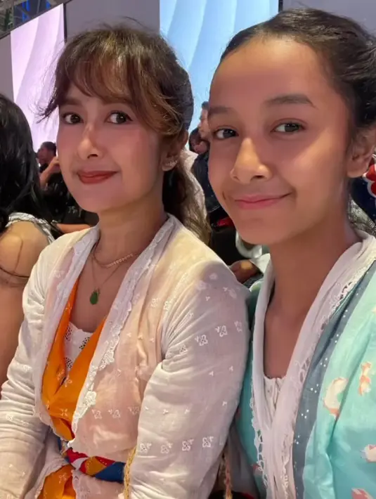 Widi Mulia dan Widuri kompak mengenakan busana Sejauh Mata Memandang dengan padupadan yang menarik. [@widimulia]