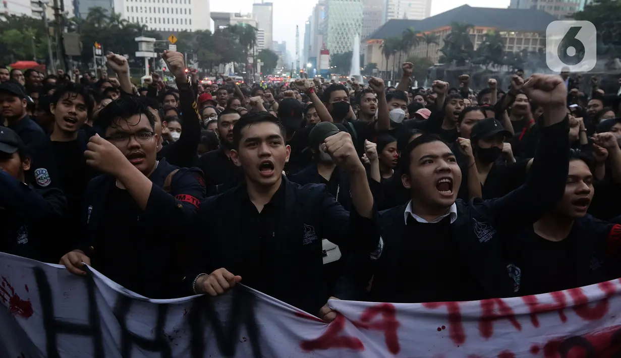 Mahasiswa Universitas Trisakti melakukan aksi unjuk rasa di sekitar Kawasan Patung Arjuna Wijaya atau Patung Kuda, Jakarta, Kamis (12/5/2022). Mereka menuntut penyelesaian kasus pelanggaran HAM yang terjadi saat aksi reformasi 1998. (Liputan6.com/Helmi Fithriansyah)