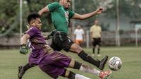 Ramdani Lestaluhu dalam laga uji coba PSS vs Perseden (8/1/2022) (Dok. PSS Sleman)