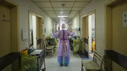 Petugas medis melakukan peregangan di rumah sakit Palang Merah di Wuhan pada 28 Februari 2020. Virus corona baru, Covid-19, telah mewabah hingga ke lebih dari 60 negara dimana dari kasus-kasus infeksi, ada lebih dari 3.000 kematian yang terjadi.  (STR/AFP)