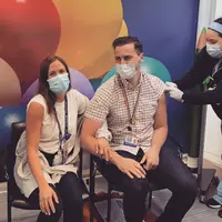 Di tengah berita vaksin COVID-19, terselip kabar bahagia pertunangan pasangan tenaga kesehatan (Foto: instagram/bostonchildrens)