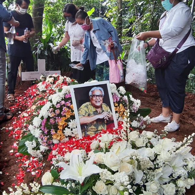 Adi Kurdi Dimakamkan Keluarga Tegar Melepas Kepergian Almarhum Showbiz Liputan6 Com