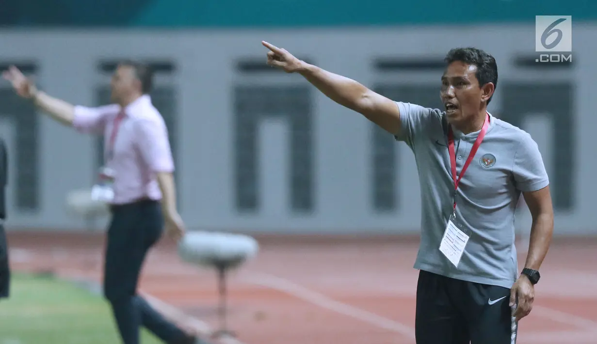 Pelatih Timnas Indonesia, Bima Sakti (kanan) memberi arahan pemainnya saat melawan Hong Kong pada laga uji coba internasional di Stadion Wibawa Mukti, Cikarang, Selasa (16/10). Laga berakhir imbang 1-1. (Liputan6.com/Helmi Fithriansyah)