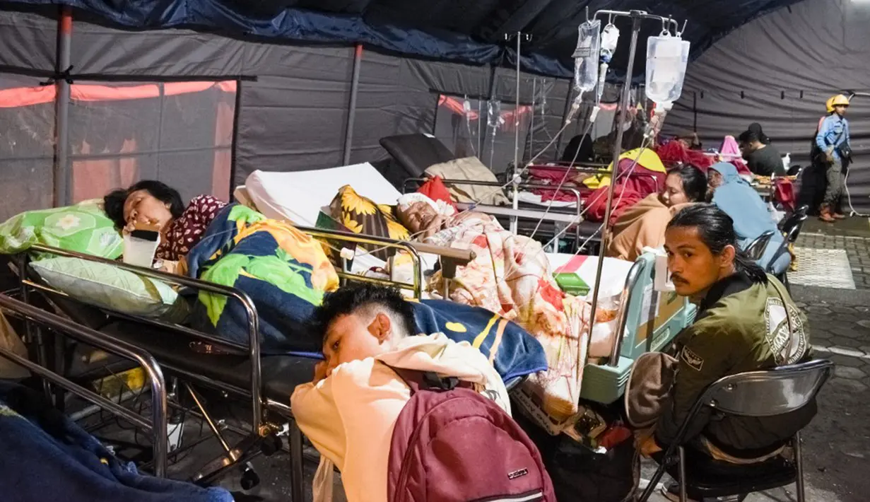Muhari mengatakan, rumah sakit lain di lokasi terdampak gempa Sumedang, yakni RS Pakuon dalam kondisi aman. Namun seluruh pasien tetap dievakuasi keluar gedung sebagai antisipasi hingga kondisi dapat dipastikan aman dan terkendali. (Timur MATAHARI/AFP)