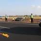 Petugas kepolisian sedang mengatur lalu lintas di Tol Cipali, Jawa Barat, Senin (13/7/2015). Sebuah mobil bernomor polisi D 1807 PB menabrak penanda jalan di Km 149+800. (Liputan6.com/Herman Zakharia)