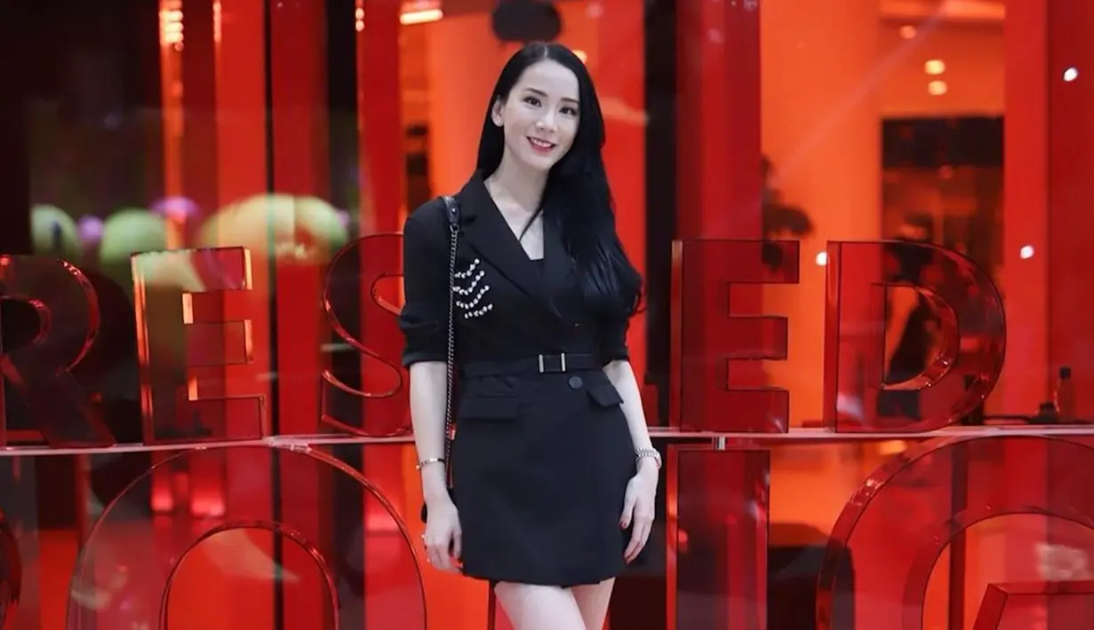 Tak sedikit netizen yang memuji penampilan dari wanita yang kini lebih fokus pada dunia bisnisnya. Bahkan, ia selalu mengurai rambut hitam panjangnya dengan sederhana namun tetap terlihat menawan. (Liputan6.com/IG/@jill_gladys_)
