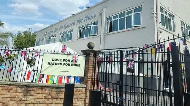 Motto Ahmadiyah di Masjid Baitul Futuh, London, Inggris (Dok. Liputan6/Elin Kristanti)