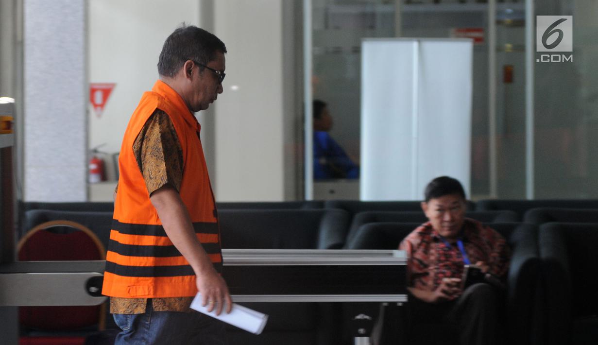 Bupati Tulungagung nonaktif Syahri Mulyo (kiri) tiba di Gedung KPK, Jakarta, Jumat (3/8). Syahri diperiksa untuk pengembangan dugaan suap dari pengusaha Susilo Prabowo terkait proyek infrastruktur di Tulungagung. (Merdeka.com/Dwi Narwoko)