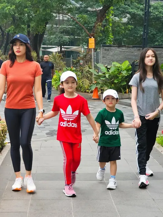 Ussy Sulistiawaty jogging [Instagram/ussypratama]