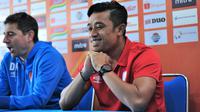 Beny Wahyudi tersenyum saat konferensi pers jelang laga Arema FC versus PSM Makassar. (Bola.com/Iwan Setiawan)
