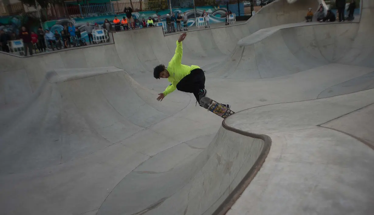 Pemain skateboard AS, Jordan Norwood melakukan aksinya di trek saat bersaing dalam Kejuaraan Skateboard Malaga Natural Bowl Riders II di Malaga, Spanyol (17/12).  (AFP Photo/Jorge Guerrero)