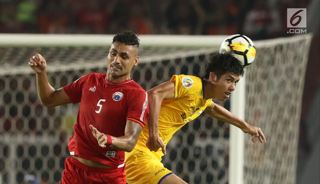 Bek Persija, Jaimerson Da Silva berebut bola atas dengan pemain Song Lam Nghe An pada fase grup H Piala AFC di Stadion GBK Jakarta, Rabu (14/3). Babak pertama Persija ditahan imbang Soang Lam Nghe An 0-0. (Liputan6.com/Helmi Fithriansyah)
