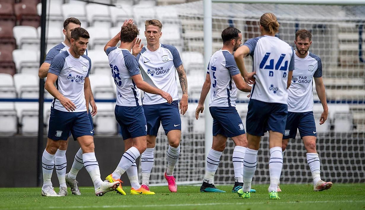 Preston North End. Pada akhir musim 2021/2022 Preston North End (PNE) menempati posisi ke-13 di klasemen akhir EFL Championship dan tetap bermain di kompetisi yang sama pada musim 2022/2023. PNE merupakan salah satu klub tertua di Liga Inggris dan merupakan klub yang menjuarai Liga Inggris di dua musim perdana pada 1888/1889 dan 1889/1890. Setelah itu mereka belum pernah lagi menjadi juara Liga Inggris. (pnefc.net)