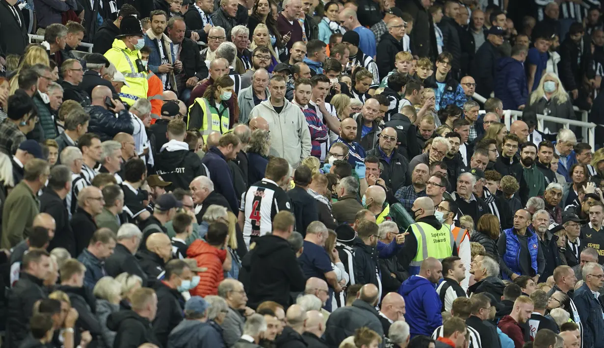 Laga yang digelar di St.James Park itu terpaksa dihentikan setelah seorang penonton pingsan di tribun stadion. (AP/Jon Super)