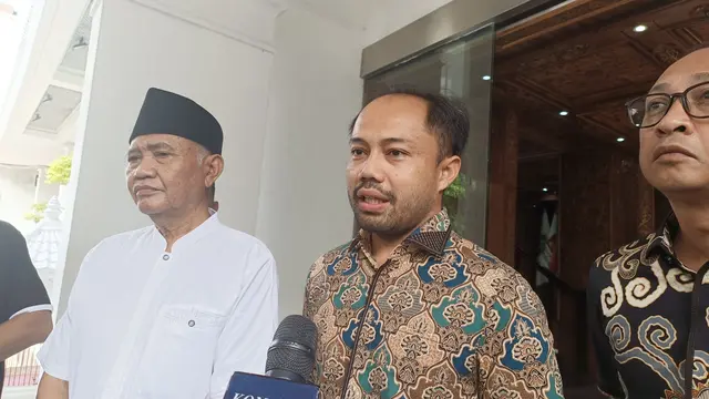 Tim Kuasa Hukum Agus Rahardjo, Donal Fariz mendorong agar KPU segera memberikan kepastian hukum. Sebab, keputusan Bawaslu sah secara hukum. (Merdeka.com/Alma Fikhasari)