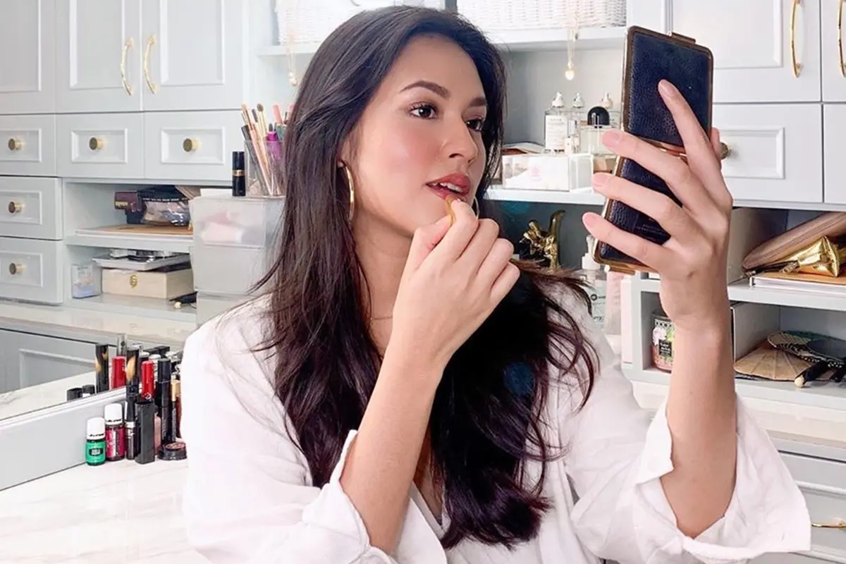 FOTO: Gaya Raisa Pakai Busana Berwarna Putih, Memesona