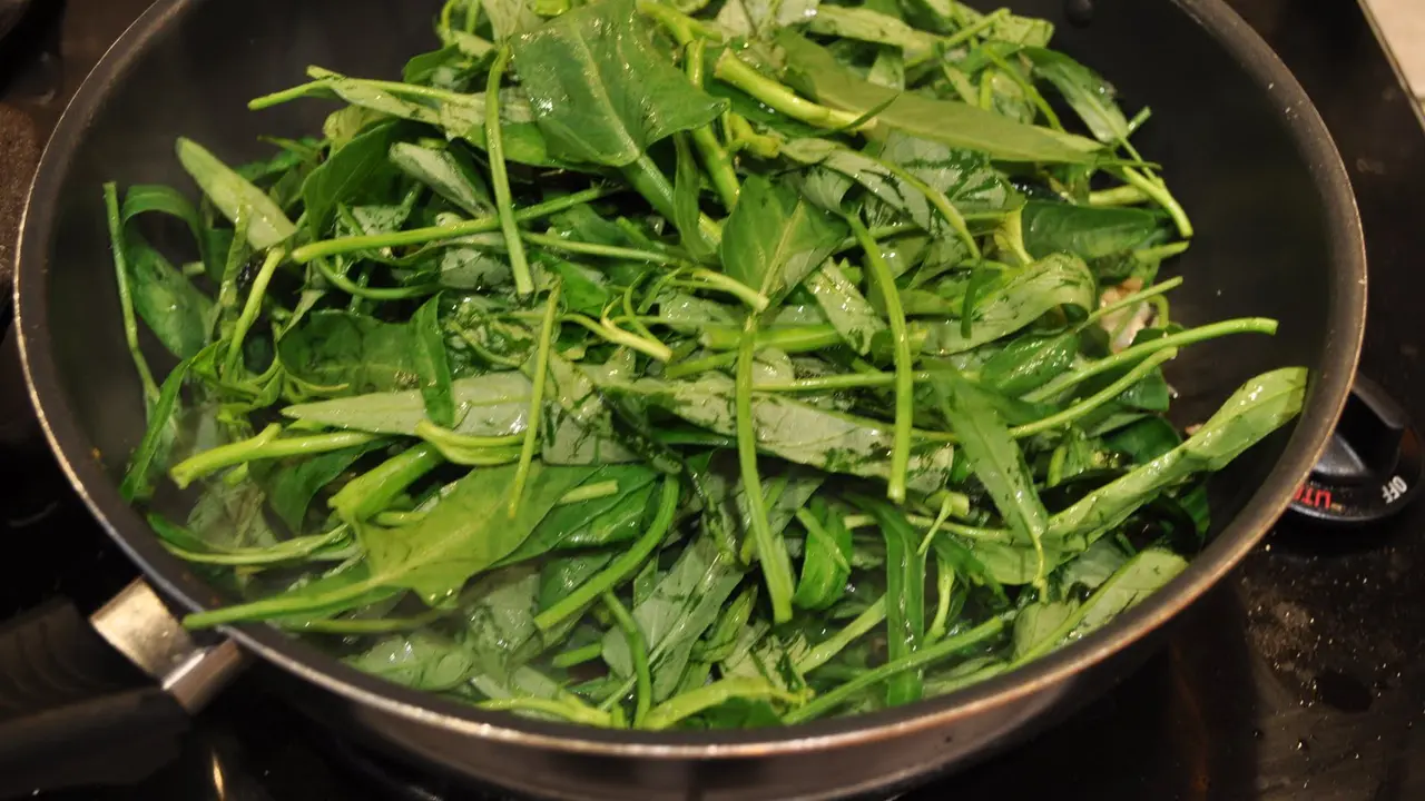 Makan Kangkung Bikin Ngantuk, Benarkah?
