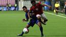 Pemain Indonesia U-23, Ilham Udin Armaiyn (kanan), berusaha melewati hadangan pemain Filipina U-23 dalam penyisihan Grup A Sepakbola SEA Games 2015 di Stadion Jalan Besar, Singapura. Selasa (9/6). (Bola.com/Arief Bagus)