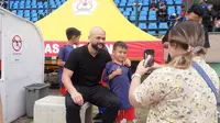 Eks striker Persib Bandung, Sergio van Dijk menyambangi sesi latihan Persib di bawah asuhan Luis Milla yang berlangsung di Stadion Siliwangi, Kota Bandung, Rabu (08/02/2023). (Erwin Snaz/Bola.com)