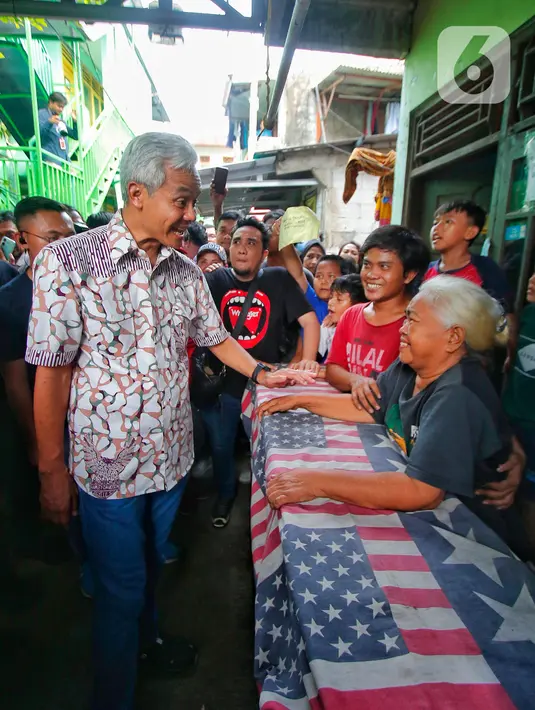 Ganjar  langsung diserbu oleh warga yang ingin bersalaman dan berswafoto. (Liputan6 com/Angga Yuniar)