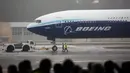 Sebuah pesawat Boeing 777X kembali dari penerbangan perdananya di Boeing Field di Seattle,, Sabtu (25/1/2020). pesawat yang mampu mengangkut lebih dari 400 penumpang ini bakal menjalani serangkaian tes ketat dari regulator penerbangan (FAA) . (Jason Redmond / AFP)