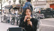 OOTD Suzy di Paris, Gaya Kasual yang Tetap Keren