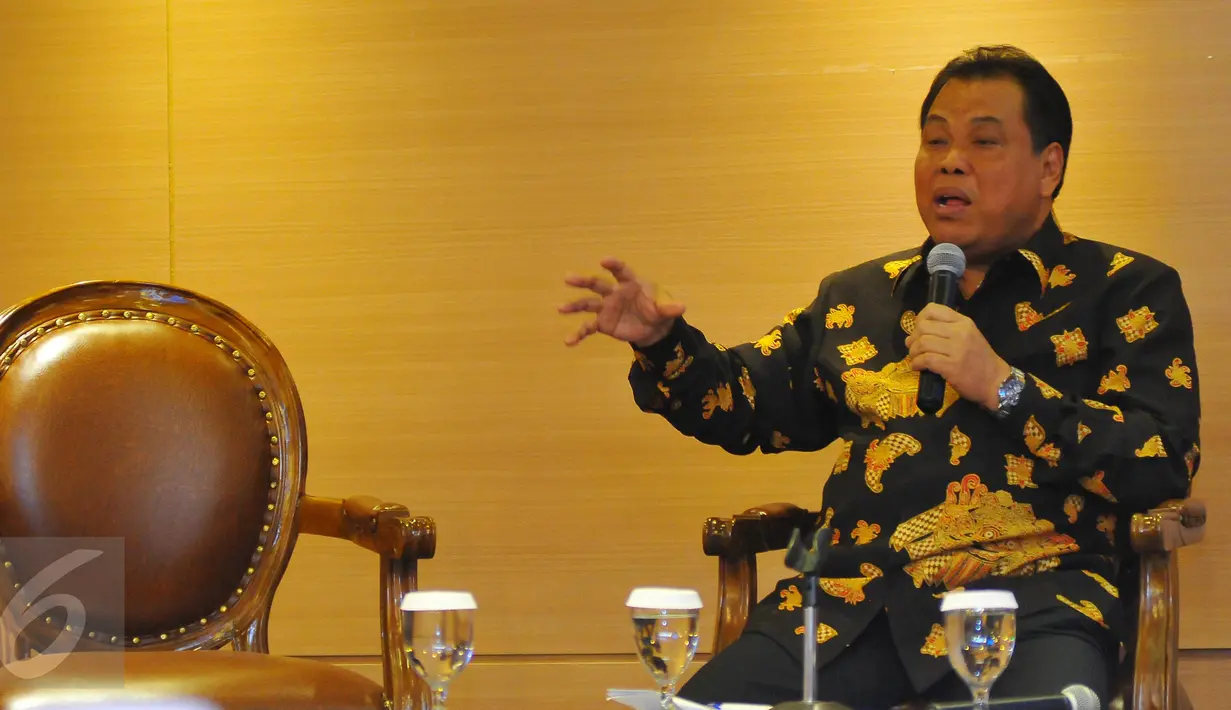 Ketua MK Arief Hidayat saat menjadi pembicara dalam acara CEO Gathering APINDO di Jakarta, Senin (27/2). Dialog tersebut membahas peran MK dalam menjamin kepastian hukum di Indonesia dan implikasinya dalam dunia usaha. (Liputan6.com/Angga Yuniar)
