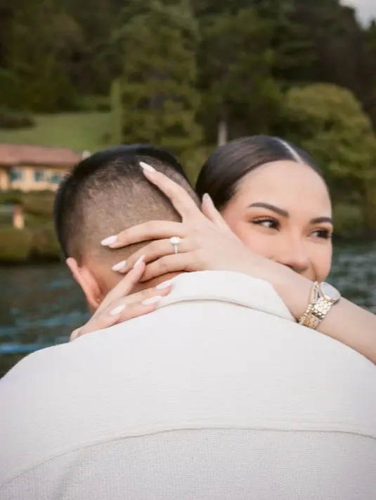 Melengkapi busana elegannya yang simple, Alyssa menata rambutnya dengan sleek updo [@alyssadaguise]