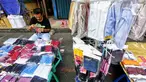 Pedagang menata masker berbahan kain di Pasar Pagi, Jakarta, Senin (6/4/2020). Masker yang dijual Rp10 ribu per buahnya menyusul mahalnya harga dan kesulitan warga mendapatkan masker medis untuk mencegah terjangkit virus Corona COVID-19. (Liputan6.com/Fery Pradolo)