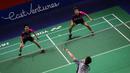 Pebulu tangkis ganda putra Indonesia, Kevin Sanjaya Sukamuljo/Marcus Fernaldi Gideon berusaha membaca arah kok dari ganda putra Korea Selatan, Kang Min Hyuk/Seo Seung Jae pada babak 16 besar Indonesia Open 2022 di Istora Senayan, Jakarta, Kamis (16/06/2022). (Bola.com/Bagaskara Lazuardi)