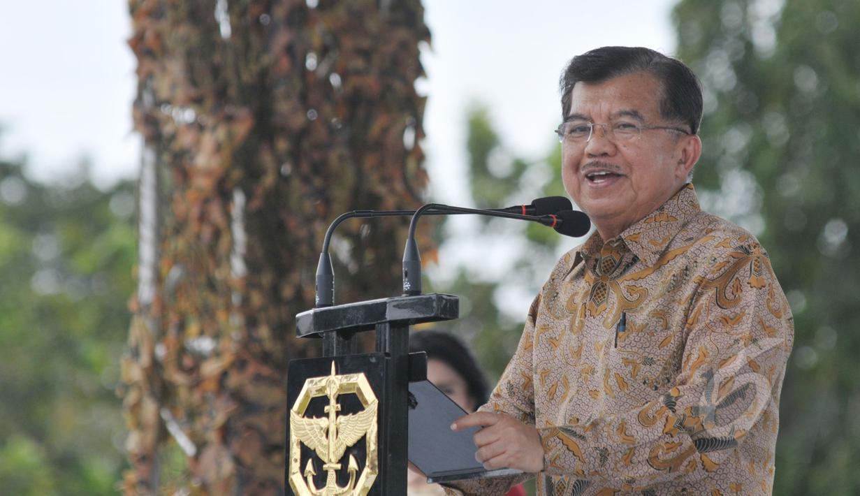 Wapres Jusuf Kalla memberikan pidato saat acara syukuran HUT ke-63 Kopassus di Cijantung, Jakarta, Rabu (29/4/2015). Kopassus mengundang pihak-pihak yang pernah berseteru. (Liputan6.com/Herman Zakharia)