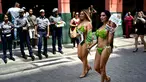 Aktivis Ethical Treatment of Animals alias PETA berkampanye di jalanan Havana, Kuba, Kamis (2/3). Mereka mengajak masyarakat untuk beralih dengan gaya hidup vegetarian. (AP Photo/ Ramon Espinosa)