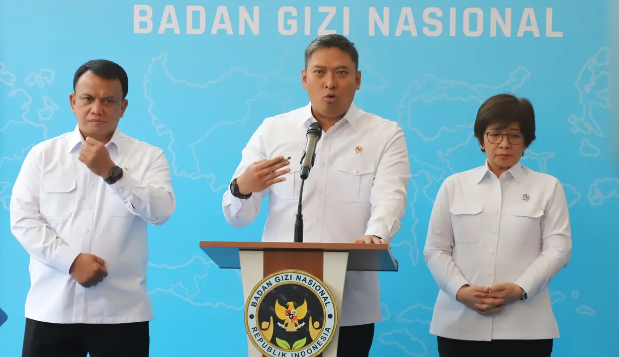 Kepala Badan Gizi Nasional (BGN) Sudaryono  didampingi Wakil Kepala Badan Gizi Nasional Agustina Arumsari  dan Wakil Kepala BGN Trenggono saat jumpa pers  di Kantor BGN, Jakarta, Senin (27/07/2026). (KLY/ Arie Basuki)