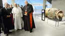 Paus Fransiskus didampingi mantan walikota NYC Michael Bloomberg (kiri) mengunjungi Museum 11 September di New York, Jumat (25/9). Paus Fransiskus sedang melakukan kunjungan selama enam hari ke Amerika Serikat. (REUTERS/Susan Watts/Daily News/POOL)
