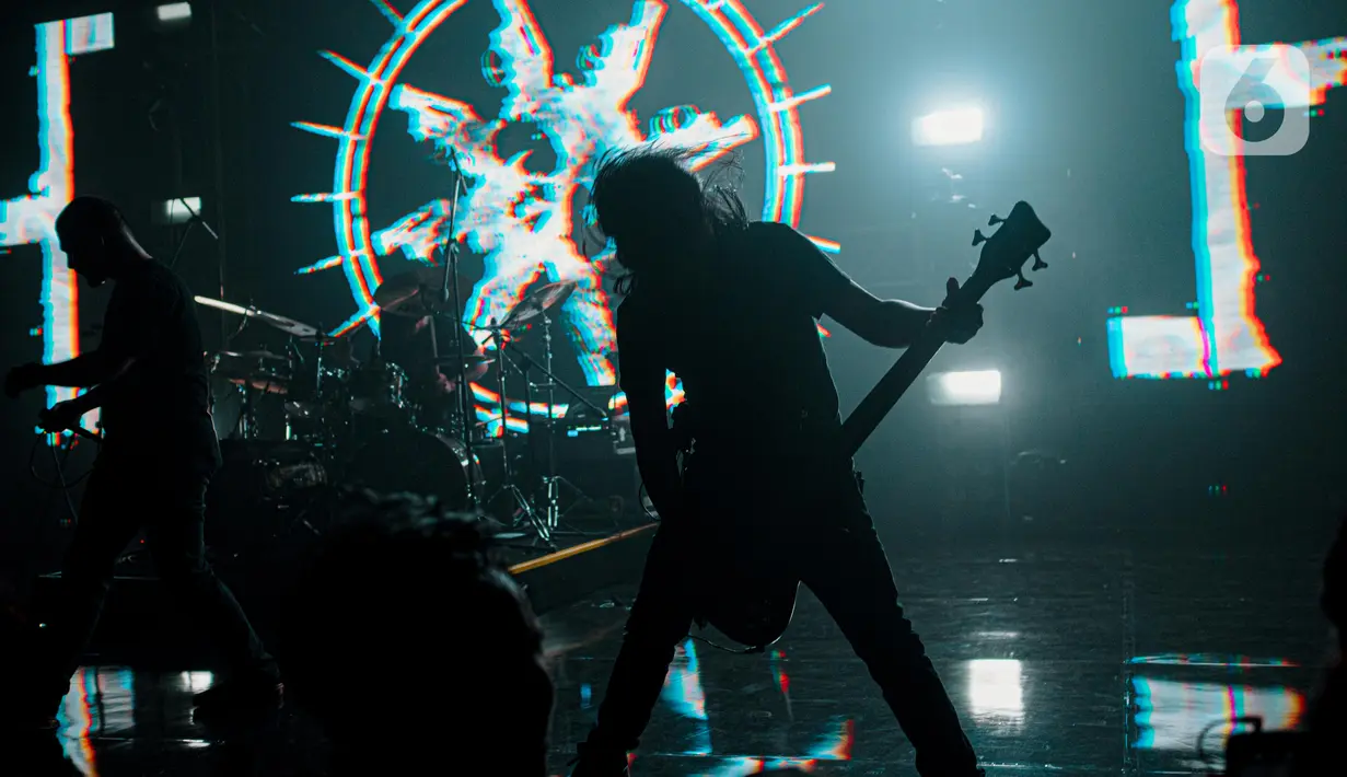 Penampilan salah satu band metal dalam konser offline di kawasan Jakarta, Minggu (22/5/2022). Konser musik offline kembali diizinkan seiring dengan pelonggaran aturan penggunaan masker di luar ruangan. (Liputan6.com/Faizal Fanani)
