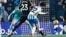 Pemain Brighton & Hove Albion, Kaoru Mitoma, mencetak gol ke gawang Chelsea pada laga pekan ke-25 Premier League di American Express Stadium, Sabtu (15/2/2025). (AP Photo/Dave Shopland)
