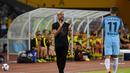 Pelatih Manchester City, Pep Guardiola, memberikan instruksi kepada pemainnya saat melawan Borussia Dortmund pada laga International Champions Cup 2016 di Shenzhen, China, Kamis (28/7/2016) . (AFP/Wang Zhao)