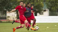 Pemain Persija Jakarta, Marko Simic berebut bola dengan Septinus Alua (kanan) saat latihan di Lapangan Sutasoma, Jakarta, Senin (12/3/2018). Persija berlatih jelang laga Piala AFC melawan Song Lam Nghe An. (Bola.com/Asprilla Dwi Adha)