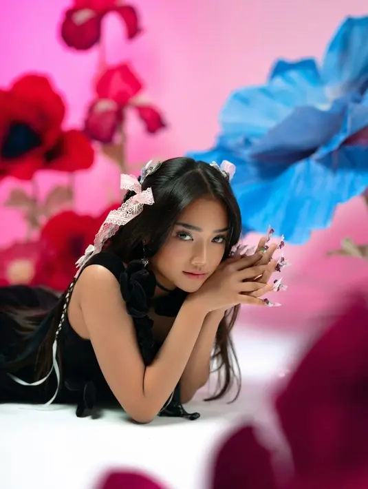 Fuji tampil playful dengan gaya klasik saat kenakan floral dress berwarna hitam [@dnngwcksn]