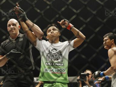 Petarung Indonesia, Stefer Rahardian, melakukan selebrasi usai mengalahkan petarung Kamboja, Shin Bunsrun, pada One Champhionship di JCC, Senayan, Sabtu (16/9/2017). Stefer hanya memerlukan satu ronde untuk mengalahkan Shin. (Bola.com/M Iqbal Ichsan)