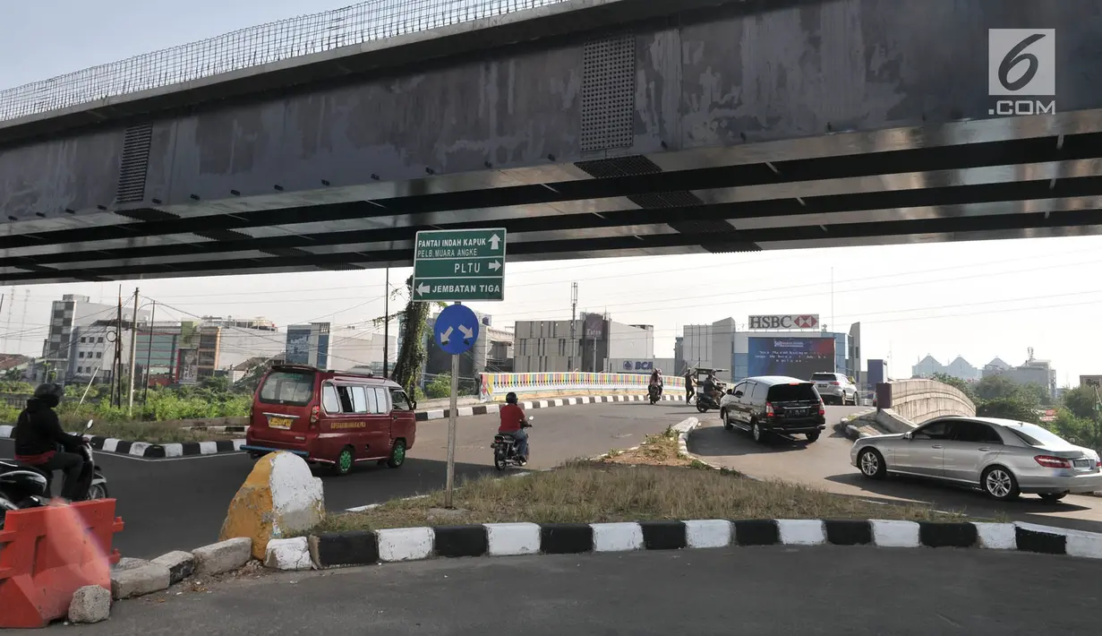Kendaraan melintas di bawah proyek Jalan Layang Non Tol (JLNT) Pluit, Jakarta, Selasa (18/6/2019). Pembangunan JLNT yang akan menghubungkan Jalan Pluit City menuju Tol Bandara Soekarno Hatta tersebut mangkrak sejak dikerjakan pada tahun 2015. (merdeka.com/Iqbal Nugroho)