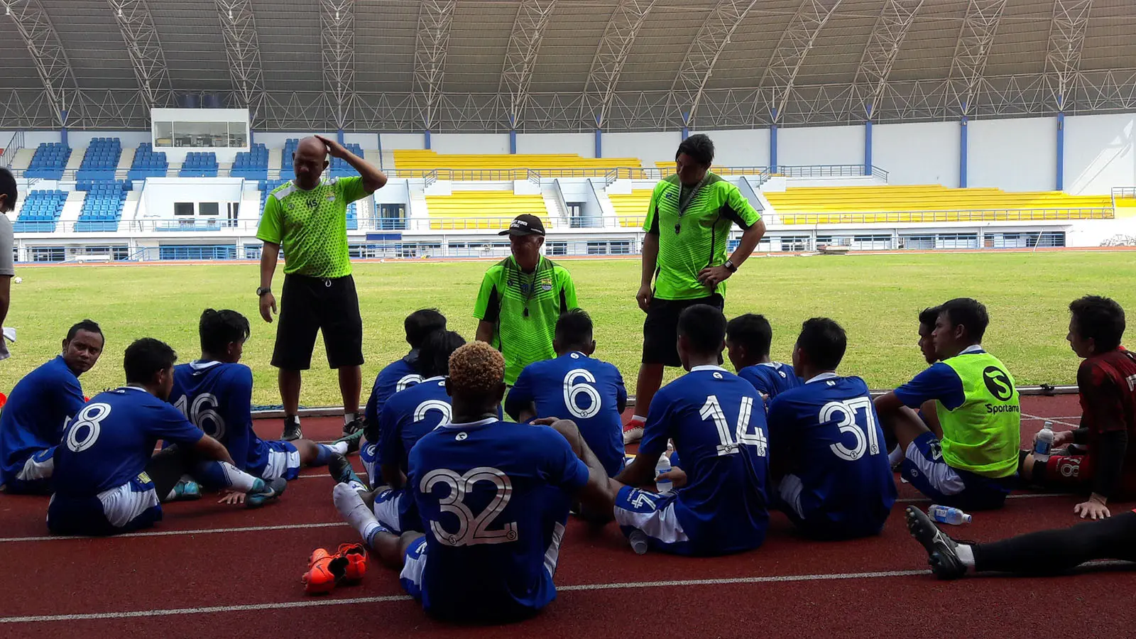 Persib Bandung termasuk Victor Igbonefo (32) saat sesi latihan. (Bola.com/Erwin Snaz)