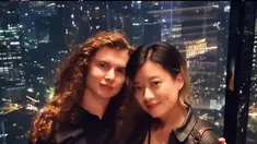 Inilah potret mesra Leony Trio Kwek Kwek dan Charles Seaman lewat unggahan perdana mereka bertajuk dinner. Pria berambut pirang itu jadi tambatan hati wanita keturunan Tionghoa itu. Menariknya, kedekatan mereka sudah mendapat lampu hijau dari orang tua Leony. (Liputan6.com/IG/charles.n.g.s)