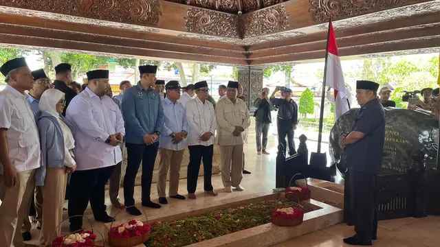 Capres nomor urut 2 Prabowo Subianto ziarah ke makam Presiden pertama RI Soekarno atau Bung Karno di Blitar, Jawa Timur, Minggu (17/12/2023).