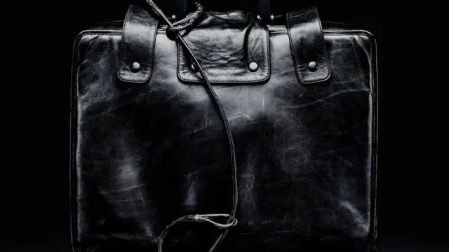 Nuclear football yang dipajang di Smithsonian Institute (Smithsonian Magazine)