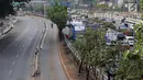 Situasi sebagian ruas jalan Gatot Subroto jelang Gedung MPR/DPR/DPD RI, Jakarta, Rabu (25/9/2019). Polisi melakukan penutupan arus lalu lintas yang mengarah ke gedung parlemen RI untuk mengantisipasi unjuk rasa susulan. (Liputan6.com/Helmi Fithriansyah)