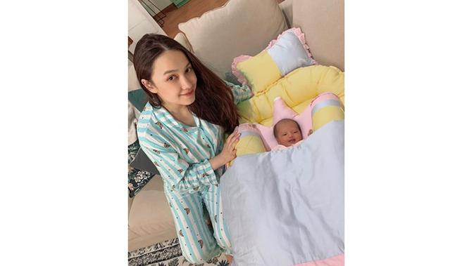 Lama Vakum, Ini 6 Potret Terbaru Anjani Dina Usai Melahirkan Anak Pertama (sumber: Instagram.com/anjanidinavdw)