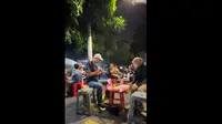 Ganjar Pranowo Makan Gultik Blok M Bareng Istri, Asyik Nyanyi Saat Pengamen Beraksi (Tangkapan Layar Instagram/ganjar_pranowo)